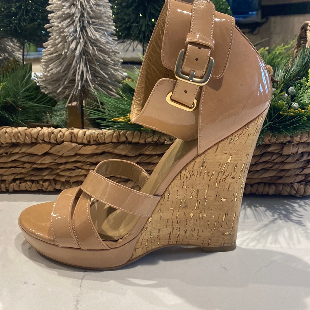 Stuart Weitzman nude patent wedges
